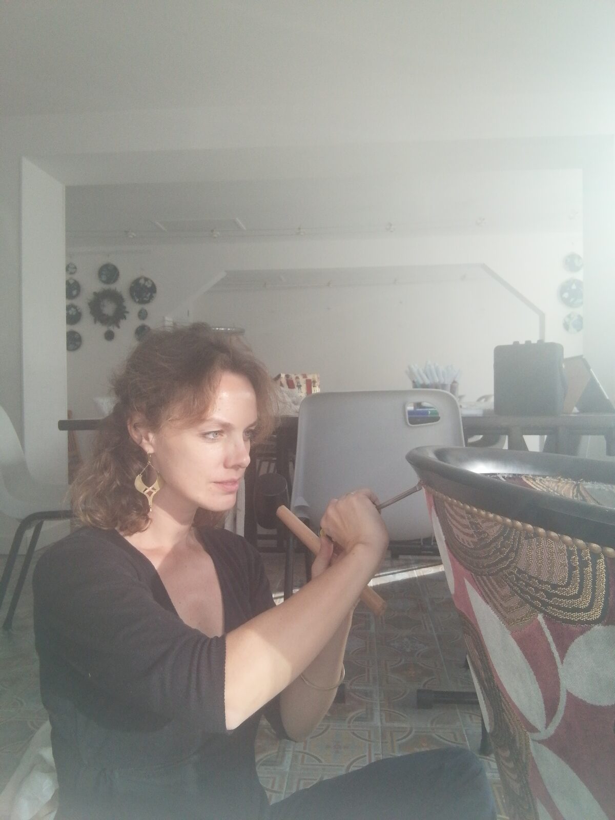 Jo au travail sur la garniture d'un fauteuil