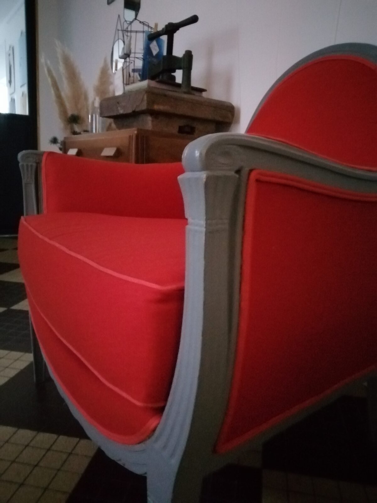 Fauteuil cabriolet laqué gris, tissu rouge