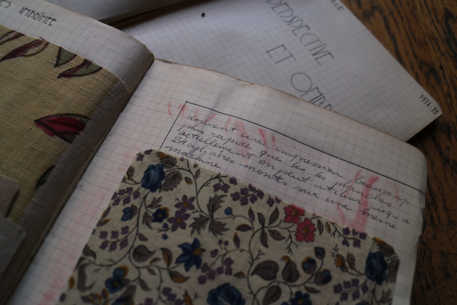 Écriture manuscrite à la plume avec échantillon de tissu fleuri collé