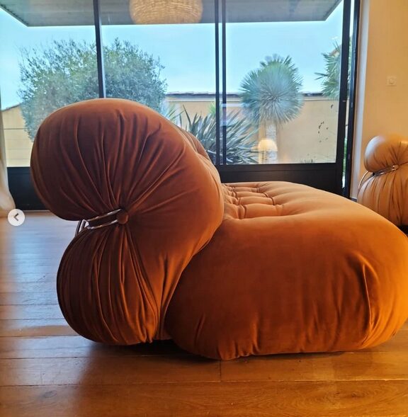 Canapé Soriana de Cassina, velours cognac, vue de dos dans un jardin