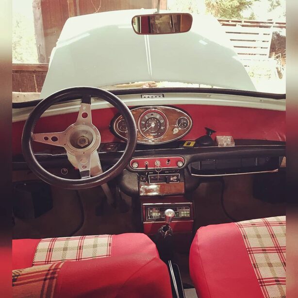 Mini Traveller 1968 — intérieur tartan et simili rouge